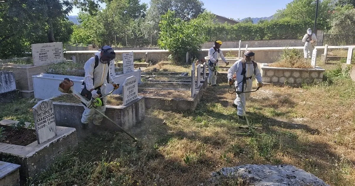Antalya Büyükşehir ekiplerinden ilçe mezarlıklarında çalışma