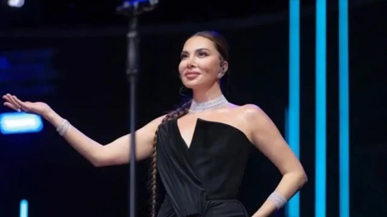 Ebru Yaşar, yaz turnesinde Ayvalık’ta sahne aldı