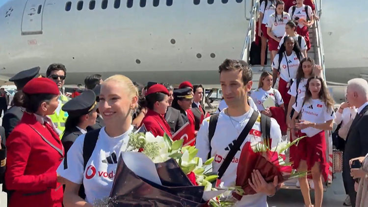 Milletler ligi sampiyonu filenin sultanlari yurda dondu Qu5aIUwU